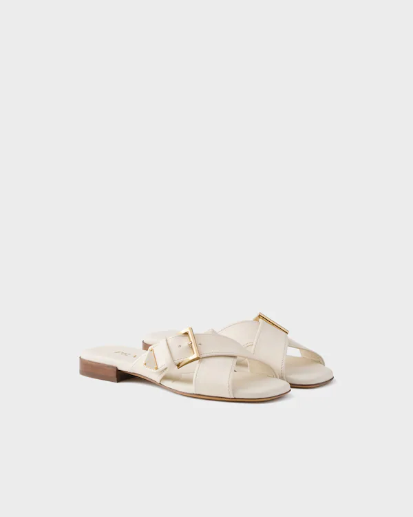Sandales en cuir à brides croisées avec boucle