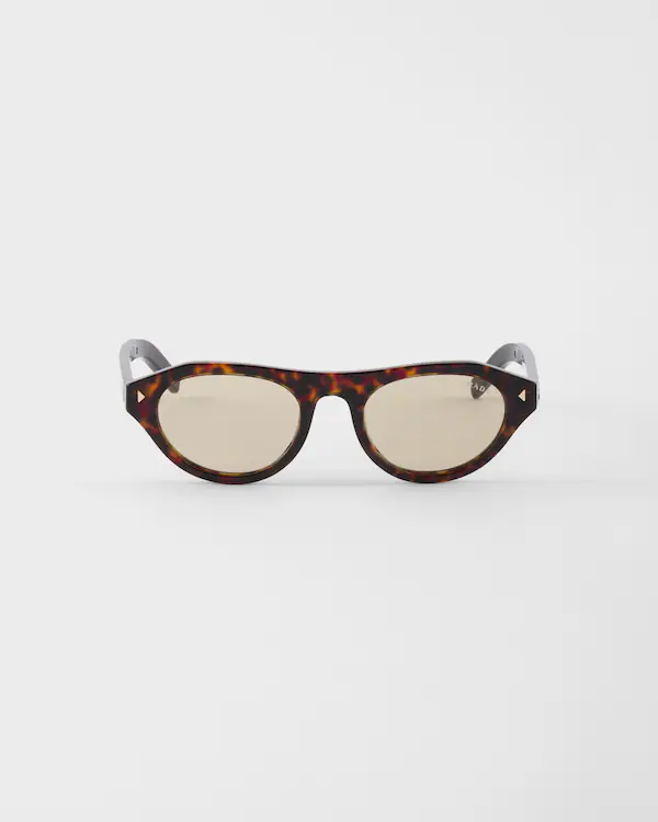 Lunettes de soleil Prada avec la plaque métallique emblématique
