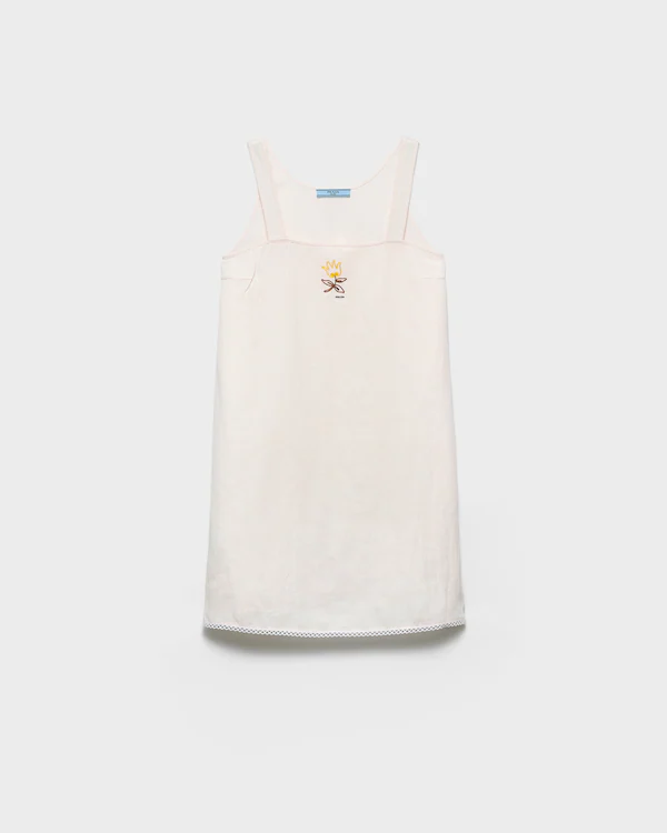 Robe courte en tissu à relief brodé