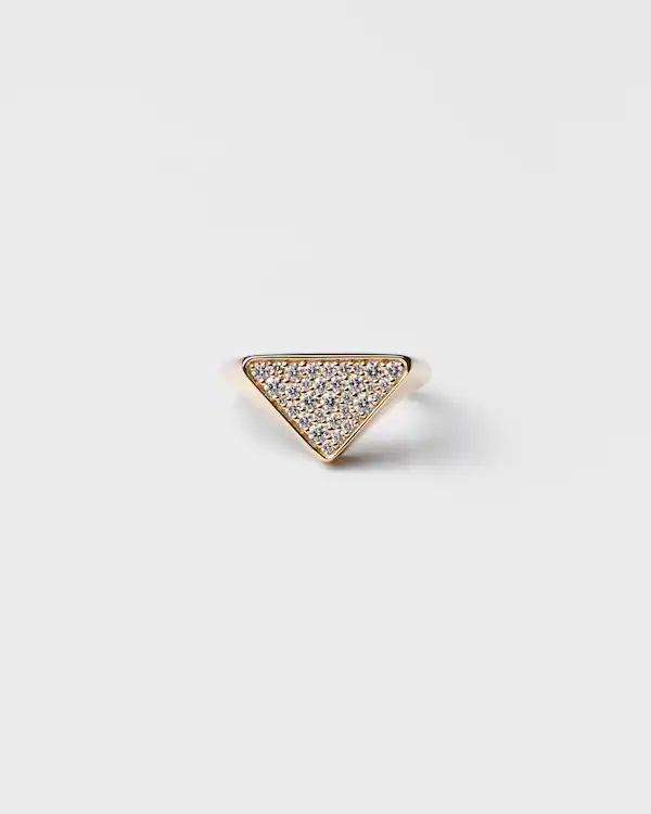 Anneau signet éternel en or jaune serti de diamants