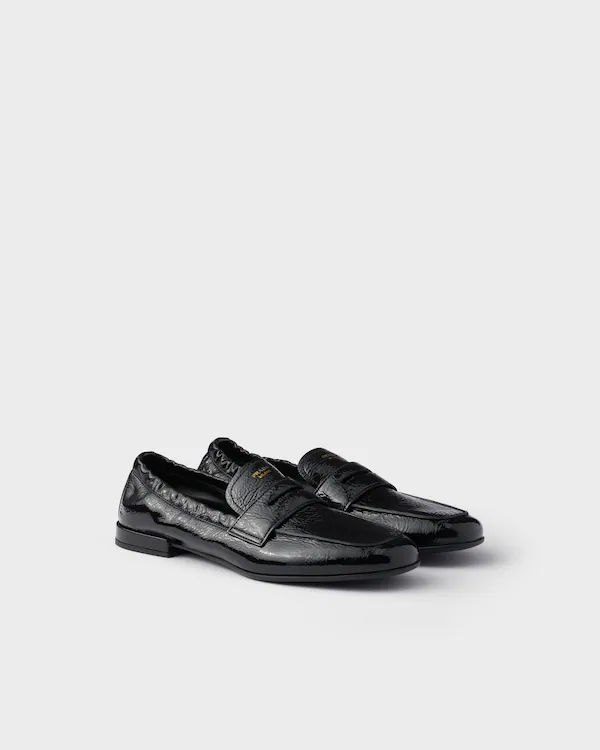 Mocassins en cuir patent à motif déstructuré