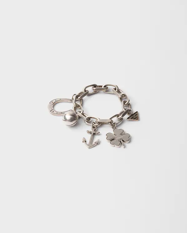 Bracelet métallique avec breloques