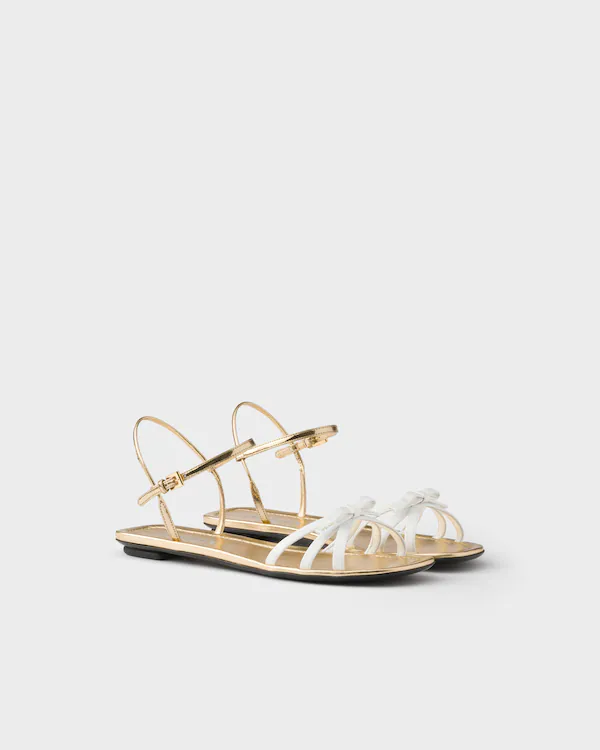 Sandales plates en cuir patent et métallisé