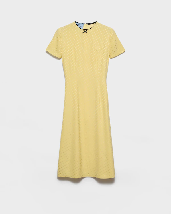 Robe en satin à pois