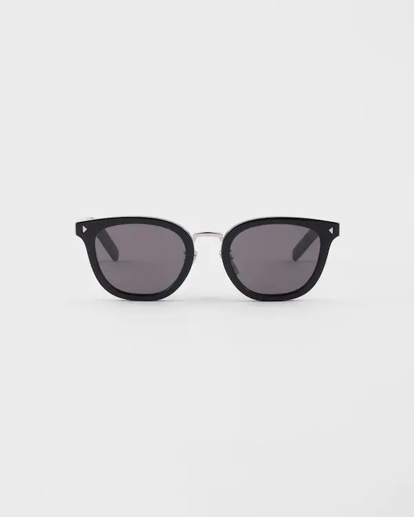 Sunglasses avec la plaque métallique emblématique
